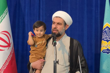 امام جمعه خور و بیابانک با فرزند چهارمش خطبه خواند